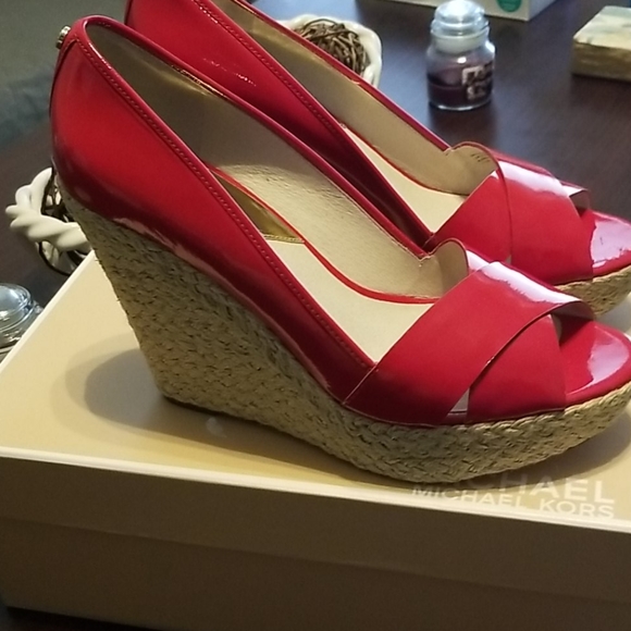 Michael Kors Red Cassandra Heels Size 9.5M - Picture 3 of 7
